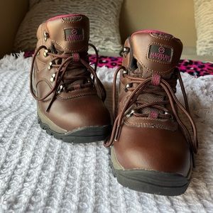 Hey everyone! Selling Magellan OutDoors, Women, 7B, color brown, purple accent